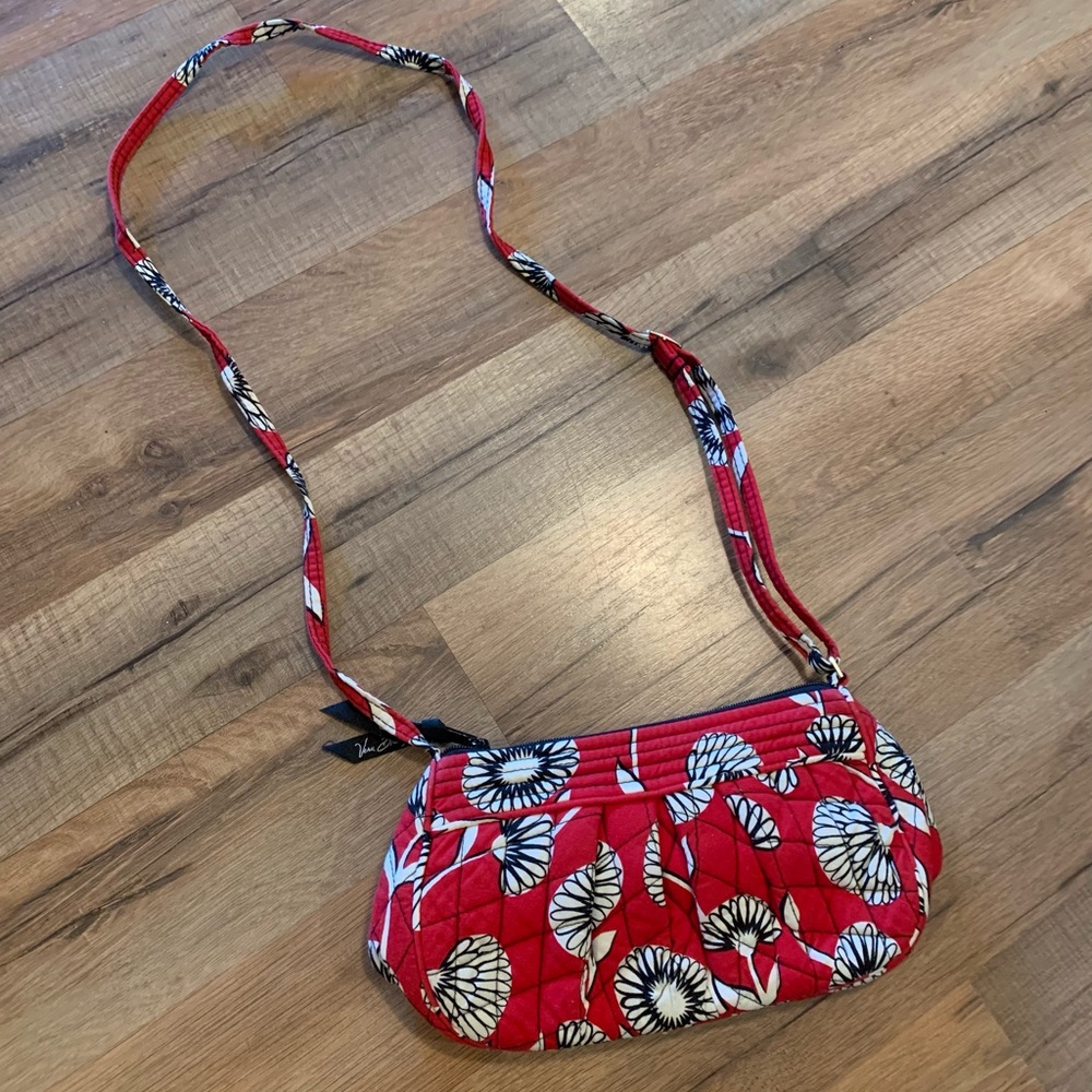 Red Vera Bradley small crossbody in Deco Daisy print